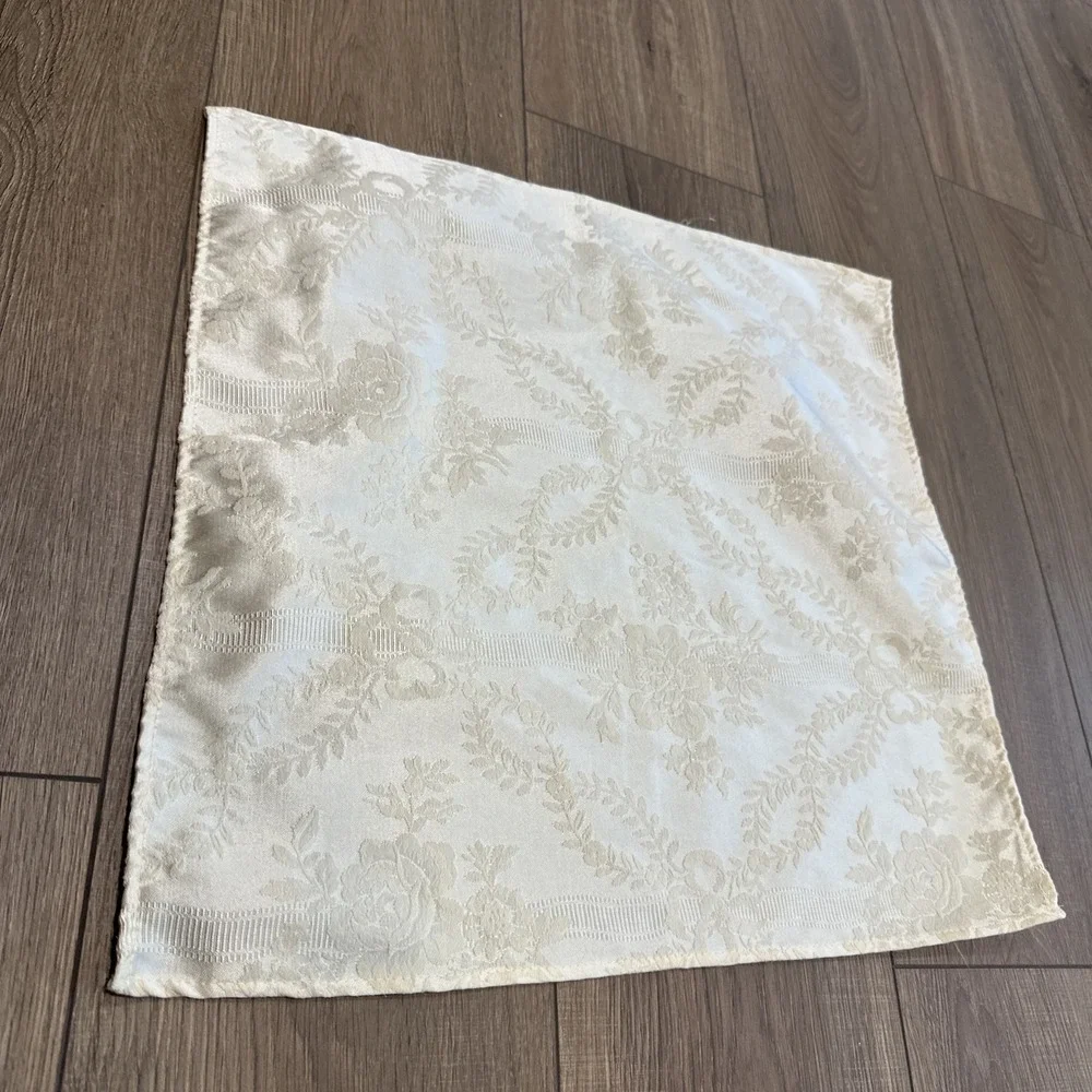 Waterford Luxury Round Tablecloth (84